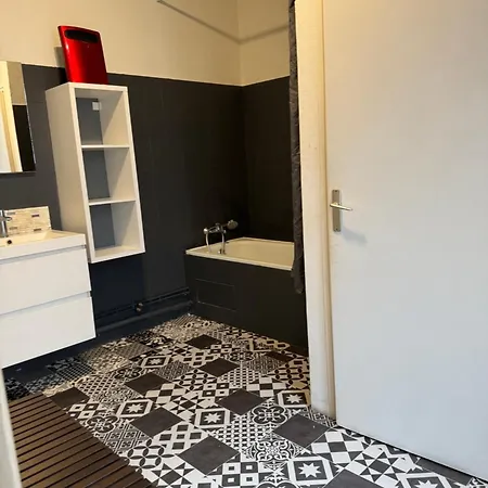 T4 Spacieux Dans Quartier Animé De Idéal Pour Visa Pour L’image *